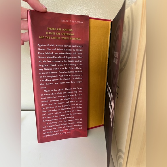 Catching fire by Suzanne Collins - Picture 4 of 7